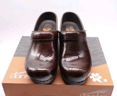 Zuecos para mujer Dansko XP Pro Swirl charol marrón talla 36  Foto 1 de 4