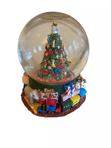San Francisco Music Box Co, Weihnachtsbaum Schneekugel spielt O Tannenbaum - Bild 1 von 9