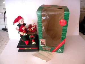 1994 HOLIDAY SCENE SPIELT WEIHNACHTSLIEDER BELEUCHTETE KERZE ELFE HOLIDAY CREATIONS - Bild 1 von 11