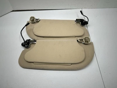 Комплект из пары солнцезащитных козырьков для левой и правой стороны Lincoln Town Car 1998-2005 годов выпуска бежевый желтовато-коричневый от оригинального производителя - Изображение 1 из 4