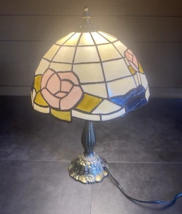Tiffany Stil Rosenmuster Kunststoffschirm Buntglas, Metallfuß Tischlampe - Bild 1 von 12
