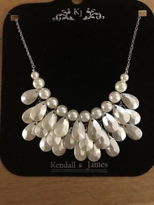 Collana di perle e cristalli bianchi Kendall & James - Foto 1 di 6