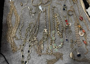 Riesiges Vintage bis jetzt goldfarbenes Schmuck Konvolut 30 - Bild 1 von 6