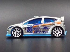 2009 - 2017 Ford Fiesta Argento 1:64 Scala da Collezione Diorama Modellino Auto - Foto 1 di 4