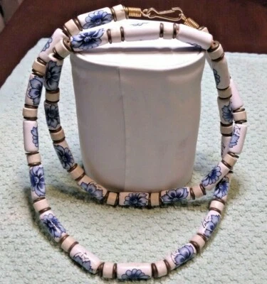 Collar de cuentas de porcelana griega, blanco con flores azules, chintz de cerámica hecho a mano  Foto 1 de 4