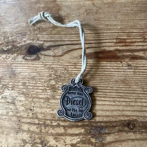 BIN 22 X PORTACHIAVI CHARM DIESEL METALLO SU CORDA NUOVO - Foto 1 di 3