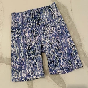 Pantalones cortos de bicicleta Athleta Ultimate Stash 7” para mujer XS acampanados azul abstracto ropa deportiva - Imagen 1 de 7