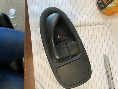 Manija interior derecha de la puerta delantera Saturn SL1 1996-1999 negra 776940 21022842 Foto 1 de 2