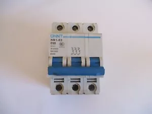 INTERRUPTOR CIRCUITO MCB MCB TRIPLE POLO CHINT NB1-63 D25 25 AMPER 6KA. - Imagen 1 de 1
