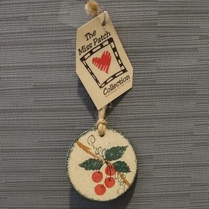 Michigan Kirsche Ton Keramik Christbaumschmuck rund 2-3/4" The Miss Patch - Bild 1 von 3