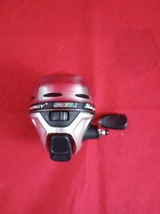 Shakespeare SYNSTB10 Synergy Steel RH 3,5:1 FW Spincast Angelrolle - Bild 1 von 5