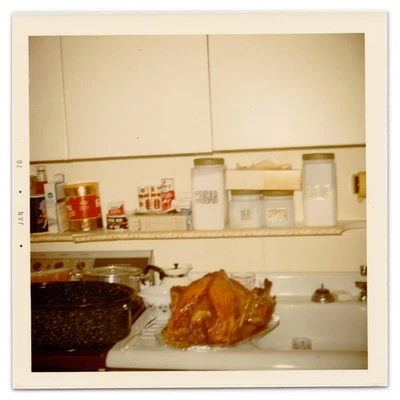 Jantar de peru na cozinha retrô - Instantâneo de 1970 - Natureza morta de férias do meio do século - Imagem 1 de 2