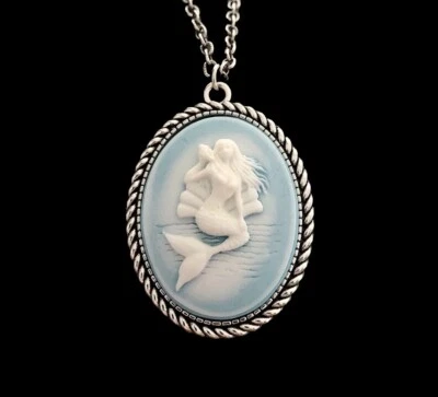 Colgante Collar Sirena, Blanco sobre Madera de Cuña Camafeo Azul, Montura Plata Envejecida Foto 1 de 4