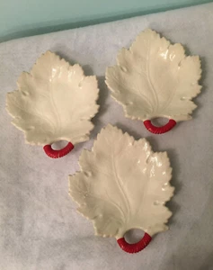 Lote de 3 baratijas de cerámica de colección hoja bandeja de plato crema con mango de acento rojo - Imagen 1 de 7