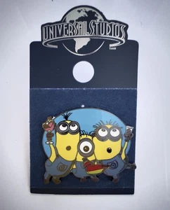 Universal Studios Despicable Me Minion Party Pin New With Card - Picture 1 of 2