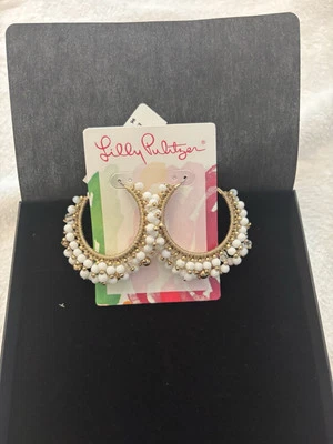 Pendientes de aro grandes blancos Lilly Pulitzer Resort con bolas en tono blanco y dorado Foto 1 de 2
