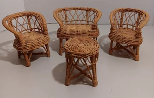 Vintage Korb Rattan Puppe Barbie Größe Möbel 4 Stück 2 Stühle 1 Tisch Loveseat - Bild 1 von 13