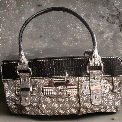 Bolso Cartera Guess Safari Estilo Quattro Frontal G Logo con Cristal de Swarovski Foto 1 de 4