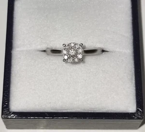 Beautiful 9ct White Gold Diamond Cluster Ring 15pts ***Value £350*** - Picture 1 of 13