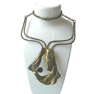 Collana Vintage Joy D'Art Artigianale Brutalista Ottone Bavaglino Dichiarazione Ciondolo Firmata - Foto 1 di 3