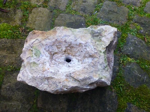 Quellstein Brunnenstein mit Loch für Quellsteinbrunnen Naturstein Nr. 2 Unikat - Bild 1 von 9