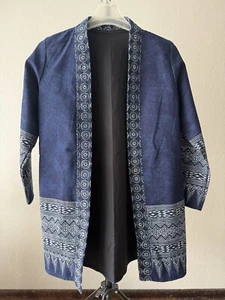 Schwarze Hmong/Miao Strickjacke für Herren | aus Hanf gefärbt mit natürlicher Indigo Pflanze - Bild 1 von 2
