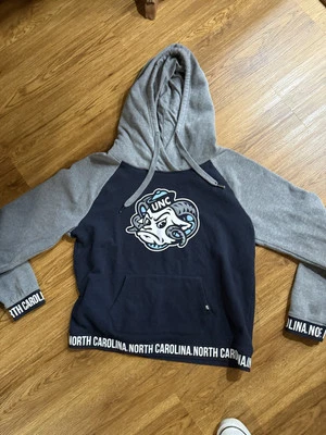 Sudadera 47 Brand University of North Carolina para mujer XL Encore Revolve Foto 1 de 4