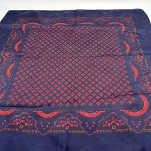 "Bufanda vintage Bloomingdales 100 % seda, azul marino con patrón de acento rojo 17"" cuadrados" - Imagen 1 de 9
