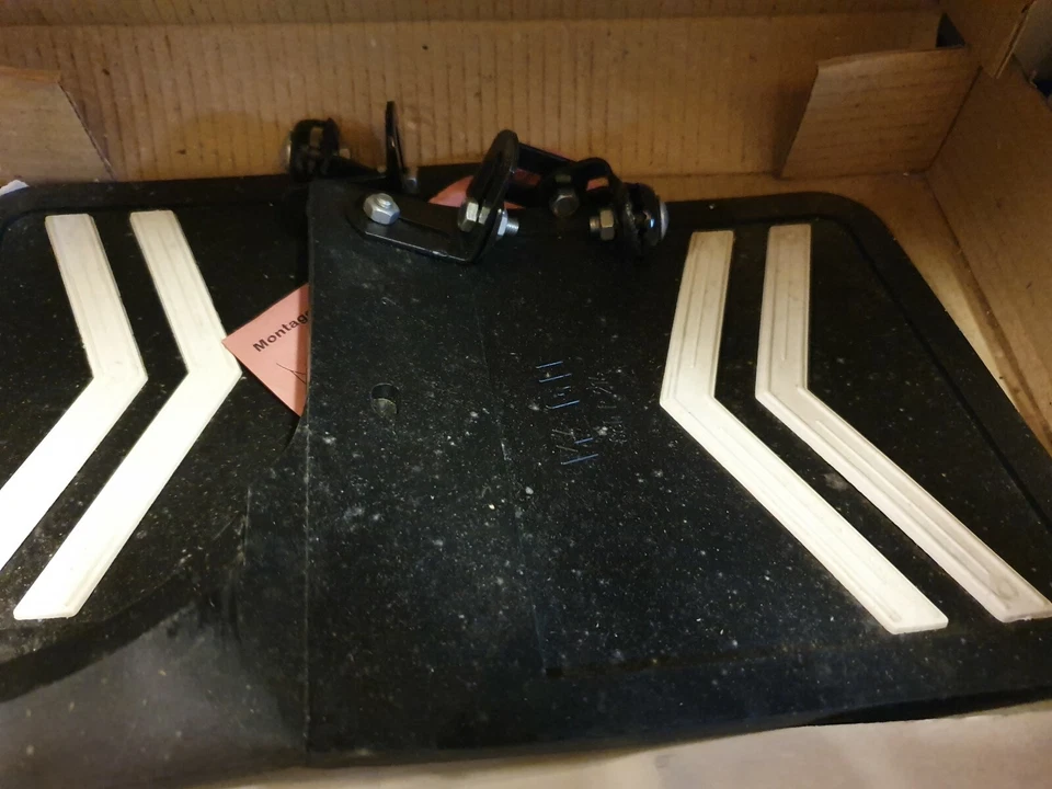 Guardabarros Audi 100 C1 negro juego guardabarros  Foto 1 de 1