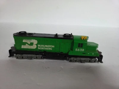 HO Tyco GP-20 Diesel Locomotive Burlington Northern Green #5628 - NEEDS REPAIRS - Image 1 of 4