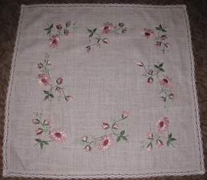 Schöne Mitteldecke-Handarbeit-Stickerei-Blumen-Spitze-Tischdecke-Neu/unbenutzt - Bild 1 von 6