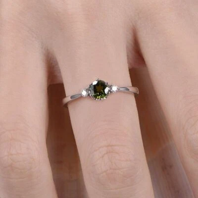 Anillo de compromiso de tres piedras de peridoto natural y diamantes de 1 quilate de oro blanco sólido de 14 k Foto 1 de 4