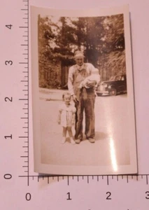 Foto d'epoca di un uomo anziano e 2 bambini in posa da una vecchia auto BI1 - Foto 1 di 1