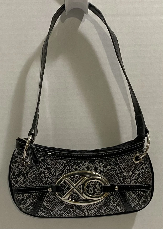 XOXO, MONEDERO CON ASAS, PLATEADO Y NEGRO, 8" DE ANCHO Y 4" DE ALTO, 2 COMPARTIMENTOS CON CREMALLERA, Foto 1 de 1