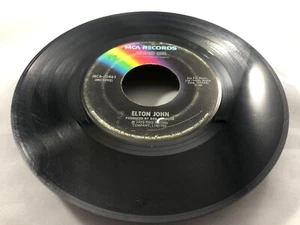 Elton John Island Girl / Sugar On The Floor 45 1975 MCA 40461 G+ - Foto 1 di 6