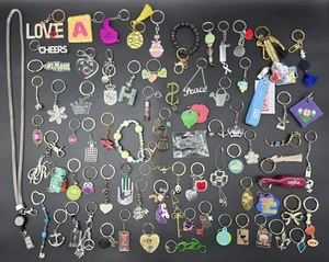 Lote de 77 Lindos Dijes Llaveros Divertidos Femeninos Estilos Mixtos Únicos Coleccionables - Imagen 1 de 12