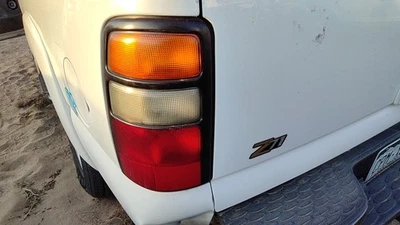 2000-2003 Chevy Suburban Driver lanterna traseira esquerda lâmpada de freio traseira fabricante de equipamento original 19168990 - Imagem 1 de 4