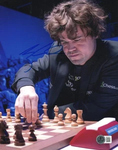 Magnus Carlsen CHESS GRANDMASTER Signed 8x10 Photo Beckett BAS Hologram - Bild 1 von 1