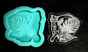 Shiny TIGER Palms Round Etched SILICONE Mold - Clay Resin Wax - Craft Charm DIY - Imagen 1 de 3