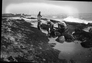SCHWARZ-WEISS NEGATIV * Schnappschuss PEOPLE BEACH TIDEPOOLS ohne Standort - Bild 1 von 3