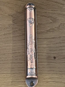 Metall Mezuzah Etuis mit geprägten Bildern von Jerusalem, Wand, Schienbein -- kupferfarben - Bild 1 von 5