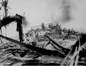 "Marines storm Tarawa. Gilbert Islands." World War 2 WWII 8 x 12 Photo Picture - Picture 1 of 1