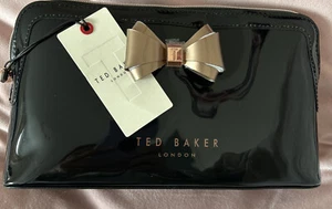 Bolso de lavado grande Ted Baker negro brillante con arco curvo - Imagen 1 de 3