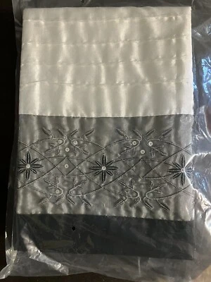 Cortina de ducha de tela kas Australia lentejuelas negras blanquecinas costuras plateadas Foto 1 de 4