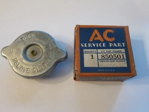 De lote antiguo? Tapa de radiador de CA 85050501 49-55 Chevrolet Pontiac en caja original más listados - Imagen 1 de 9