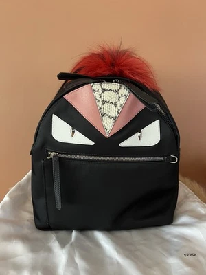 Mochila Fendi Monster Eye de nailon negra piel de serpiente piel de visón muy querida Foto 1 de 4