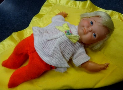 Muñeca Pulgarcita Recién Nacida Ideal 1967 10" ALl Original con Tirador (Vacilaciones) Foto 1 de 4