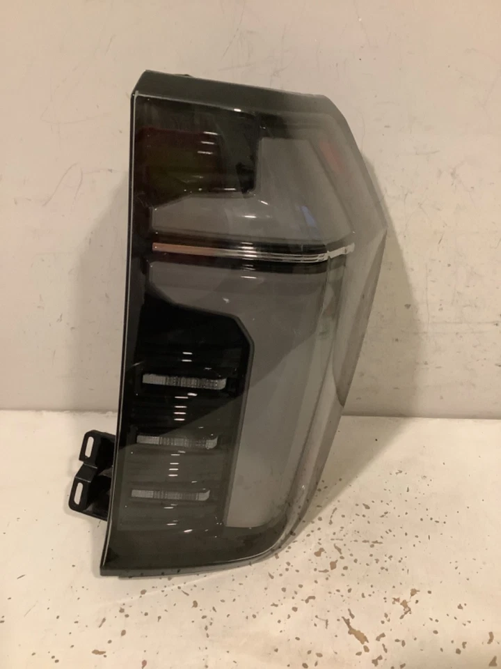 Luz trasera derecha para pasajero Chevy Tahoe Suburban 2025 OEM C60R-20386 TL Foto 1 de 4