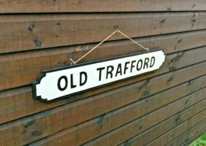OLD TRAFFORD (MANCHESTER UNITED) CARTELLO (INTAGLIATO A MANO E DIPINTO). FATTO IN LEGNO - Foto 1 di 2