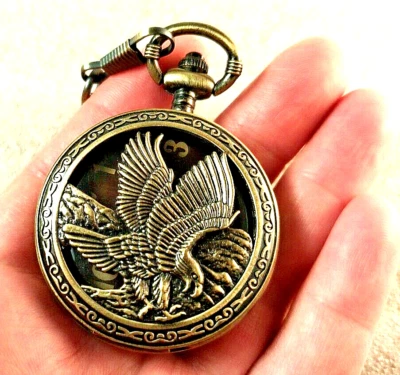 Reloj Bolsillo Vintage Tono Dorado Latón Estuche Águila - SIN PROBAR Necesita Batería Foto 1 de 4